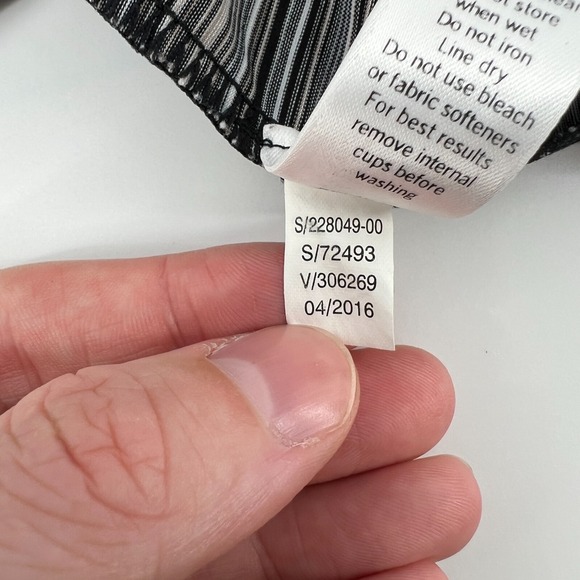 Athleta Women‎ M Veracruz Stripe Tankini Top Black White Tan Wireless Swim Pool - Picture 8 of 8